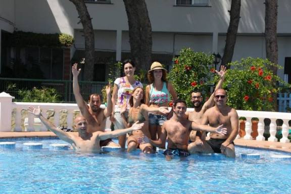 La Compañia Teatral El Carromato, disfrutando de la piscina del Hotel Sol, Benicarló
