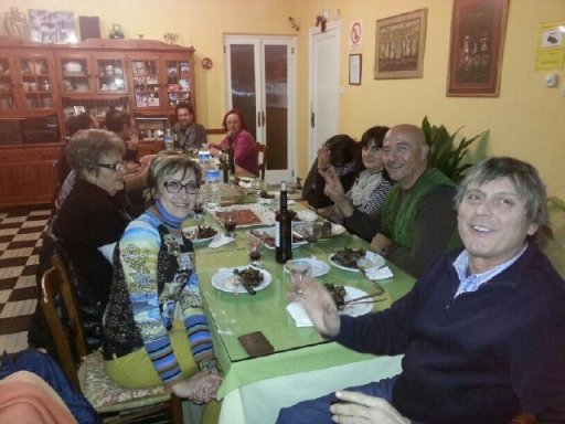 Disfrutando la parillada de alcachoas en la Barbacoa del Hotel Sol, Benicarló, de Francisco Rosado