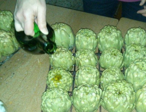 Poniendo aceite en las alcachoas para la "Torra de carxofes" en la Barbacoa del Hotel Sol, Benicarló, de Francisco Rosado