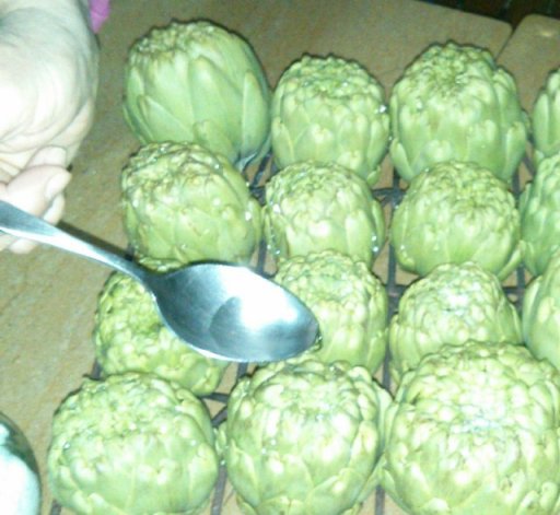 Hidratando las alcachoas para la "Torrà de carxofes" en la Barbacoa del Hotel Sol, Benicarló, de Francisco Rosado