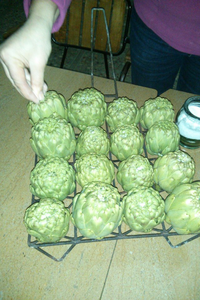 Poniedo sal en las alcachofas. "Torrà de carxofes" en la barbacoa del Hotel Sol, Benicarló, de Francisco Rosado