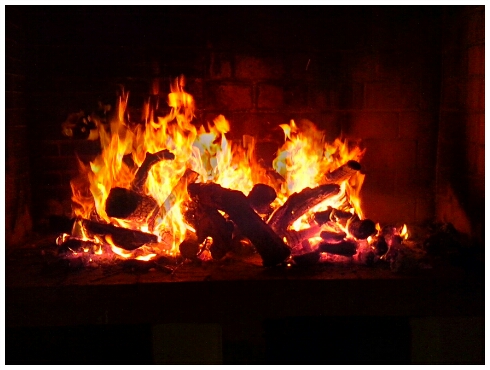 Preparando unas buenas brasas para la barbacoa en el Hotel Sol Benicarlo