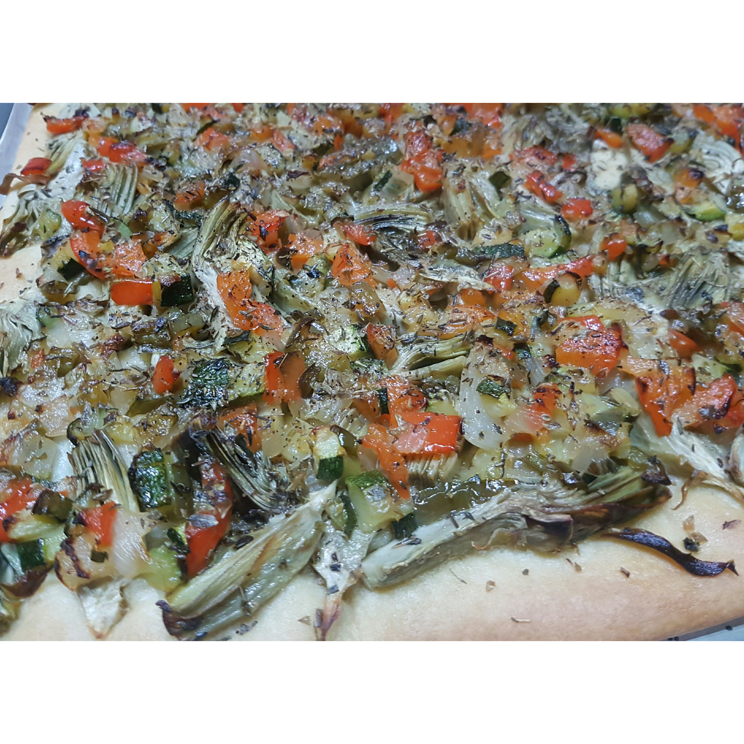 Coca de alcachofas y verduras